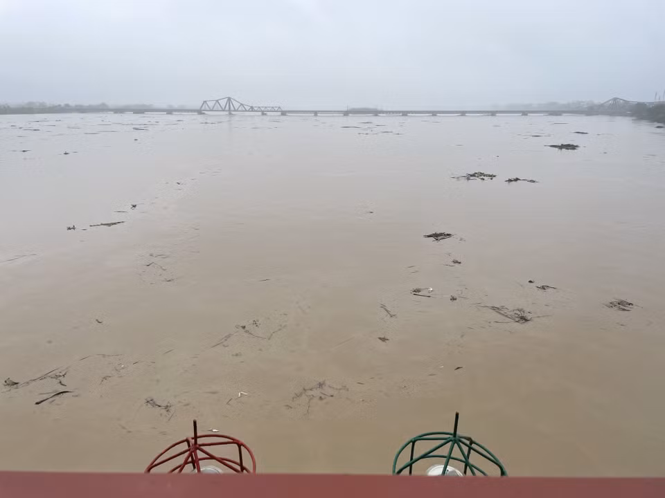 2024年9月11日早7时，河内红河水位为10.7米，超出二级警戒线0.20米。图自越通社