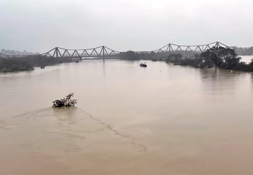 洪水持续上涨导致城市内涝，河内的洪水防御应急响应提升至二级。图自越通社
