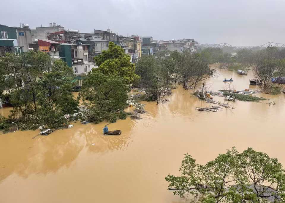 洪水持续上涨导致城市内涝，河内的洪水防御应急响应提升至二级，（拍照时间7时54分）。图自越通社