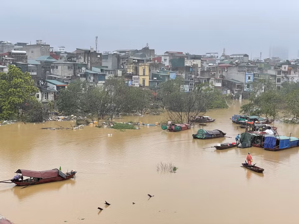洪水持续上涨导致城市内涝，河内的洪水防御应急响应提升至二级。图自越通社