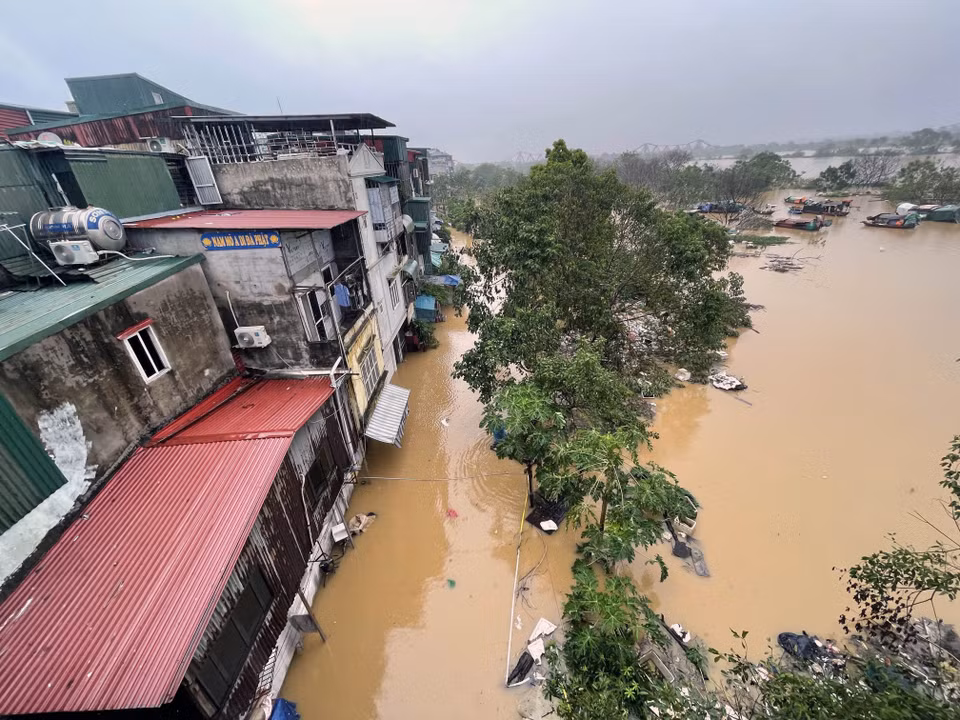 洪水持续上涨导致城市内涝，河内的洪水防御应急响应提升至二级（拍照时间7时55分）。图自越通社