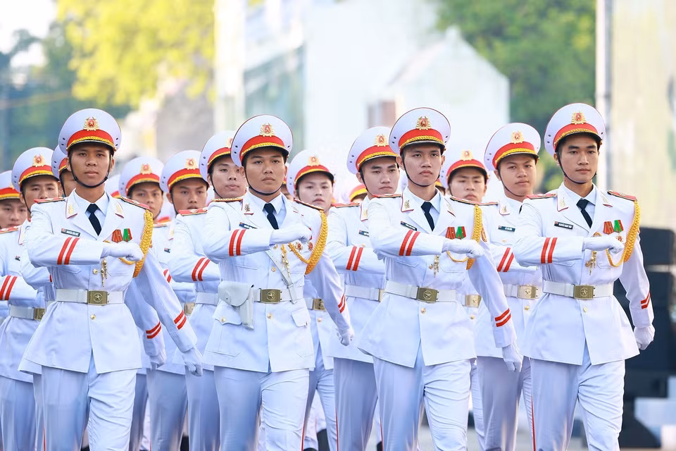 越南人民军军乐团在“和平文化节”上参加游行活动。图自 越通社