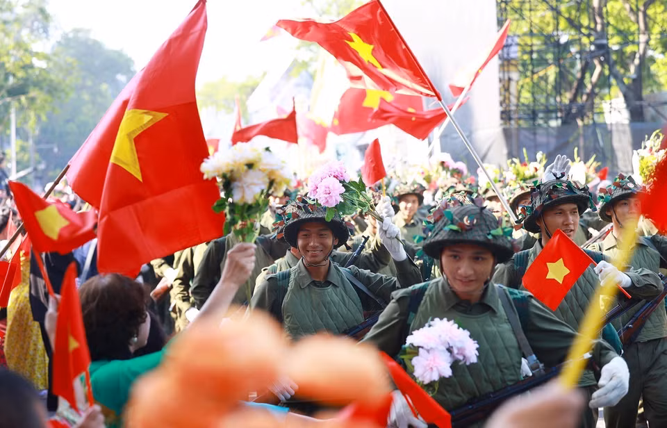 游行队伍重现了1954年10月10日越南人民军进军并接管河内的历史时刻。图自 越通社