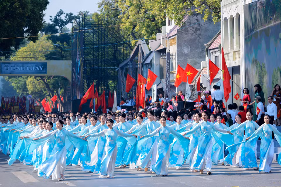 “遗产之流”节目中的舞蹈表演。图自 越通社