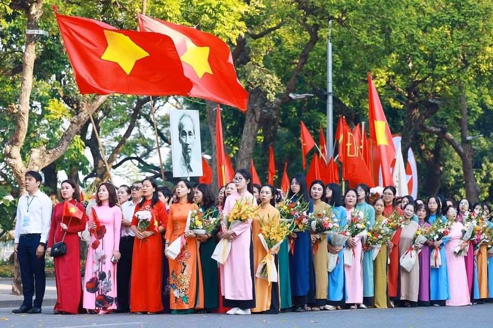 人民群众在“和平文化节”上参加国旗升旗仪式，重现1954年10月10日在河内举行的第一次升旗仪式场景。图自 月通社