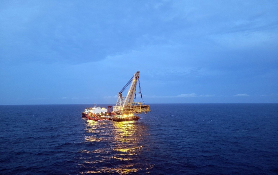 黄沙号浮吊对BK-23钻井平台上部组块进行吊装就位。图自 越通社