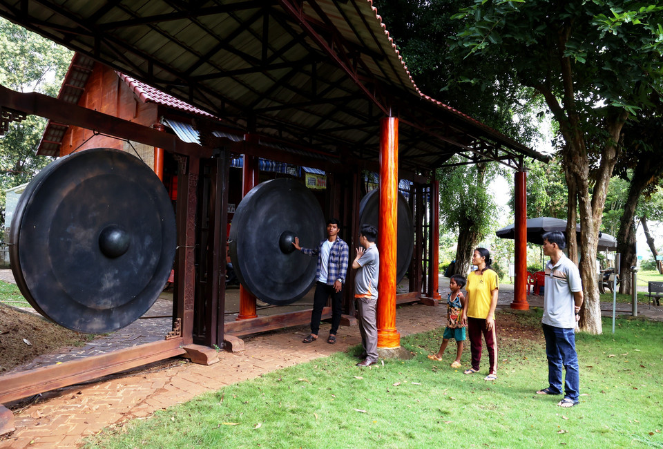 游客在斯丁族文化保护区欣赏越南最大的锣铮。图自 越通社