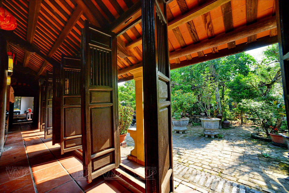 木门被敞开，将室内与室外空间无缝连接，仿佛自然与室内在此处融为一体。图自 越通社《越南画报》