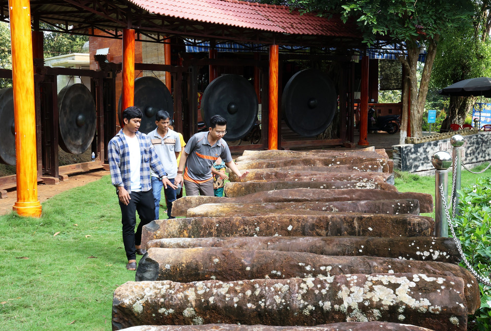 最大的20吨重的石琴在斯丁族文化保护区得以展出。图自 越通社