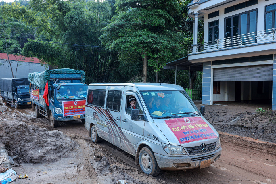 尽管前往保安县的道路非常困难,但救援物资仍然源源不断地运送到各灾区。图自 越通社