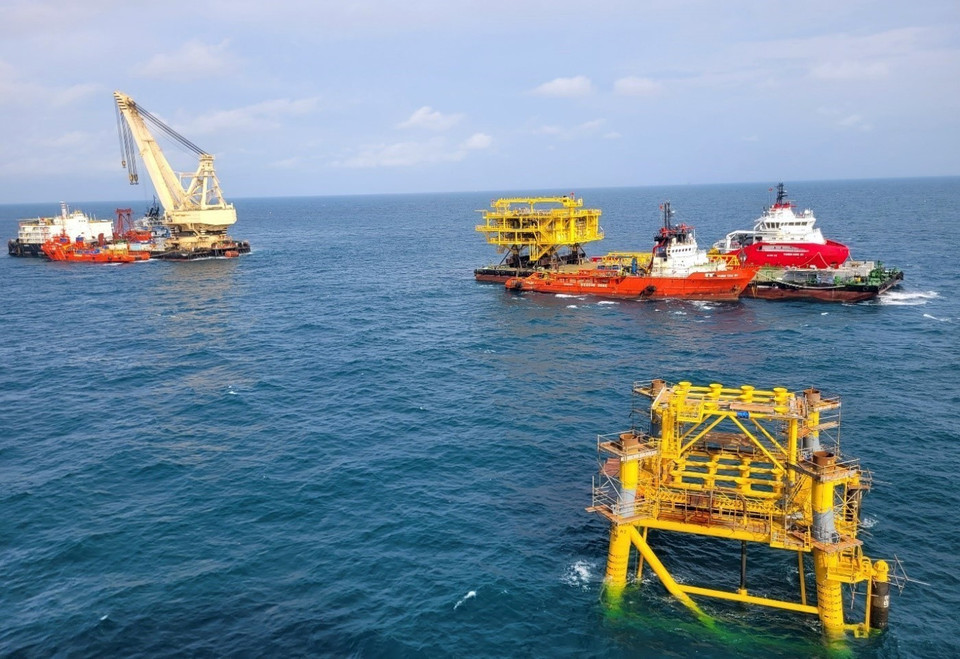 天鹰01号和头顿1号补给船将VSP05号船牵引到黄沙号浮吊的位置。图自 越通社