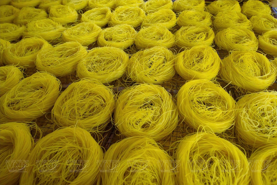 一条条米粉黄橙橙的，丝滑如绸。图自 越通社《越南画报》