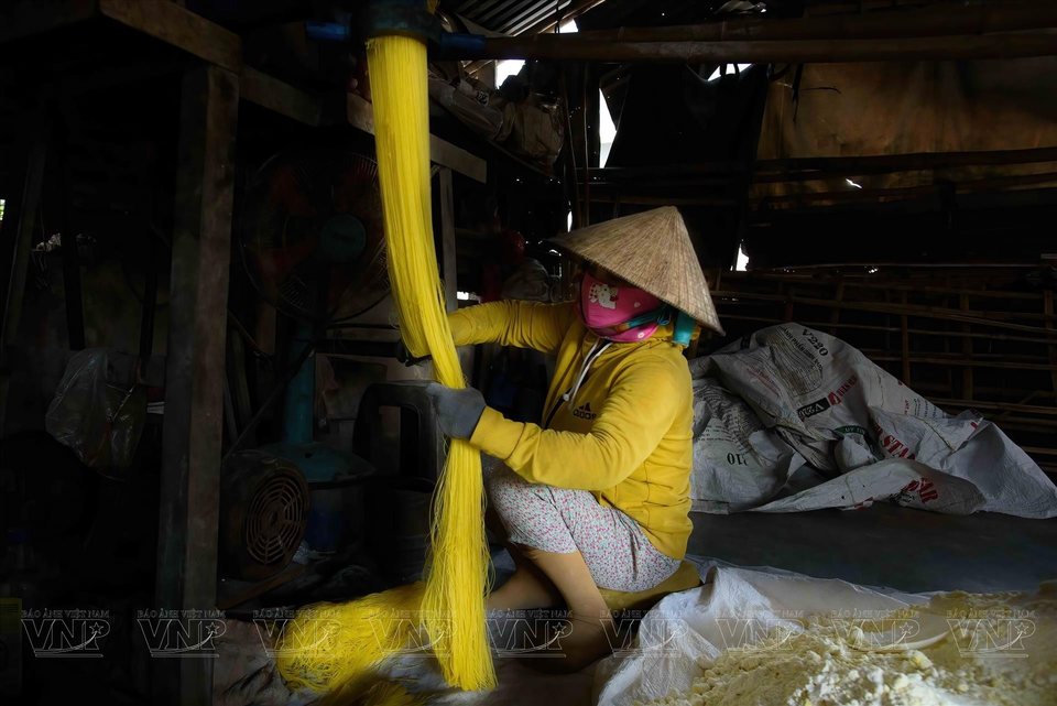 晾晒后的一条条米粉细如发丝。图自 越通社《越南画报》