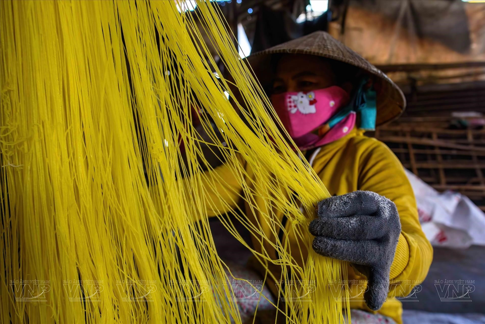米粉制作技艺要经过多个工序。图自 越通社《越南画报》