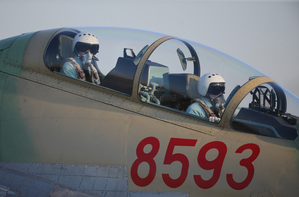 越南人民军防空空军军种第371师第927团战士对苏-30MK2战斗机进行飞行训练,展现了其卓越的飞行技术和战斗能力。图自 越通社