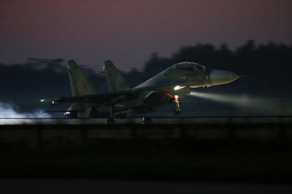 越南人民军防空空军军种第371师第927团战士们在训练中表现出色,充分满足备战作战要求,为保卫祖国领空提供坚强保障。图自 越通社