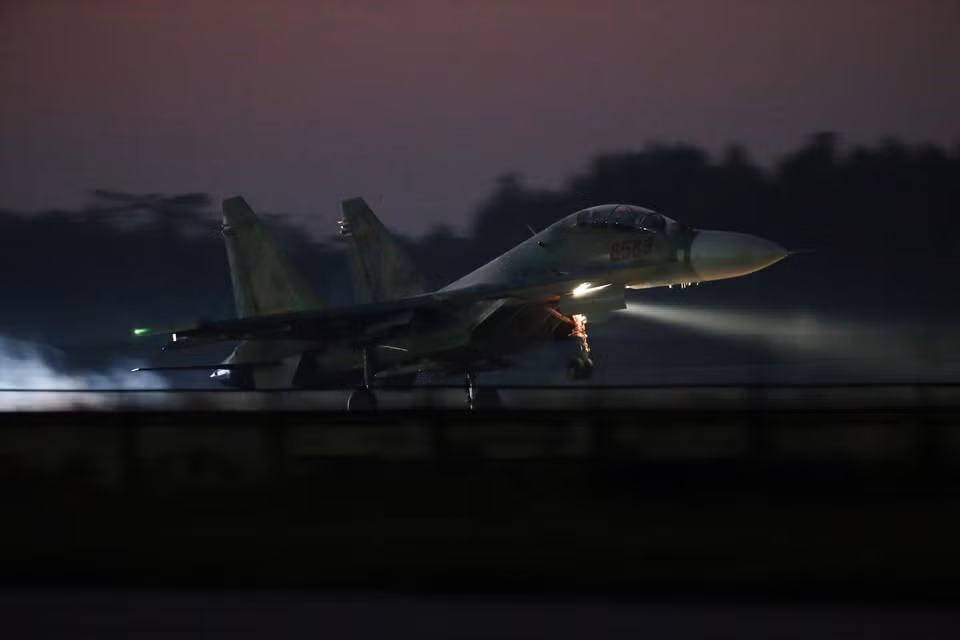 越南人民军防空空军军种第371师第927团战士们在训练中表现出色，充分满足备战作战要求，为保卫祖国领空提供坚强保障。图自 越通社
