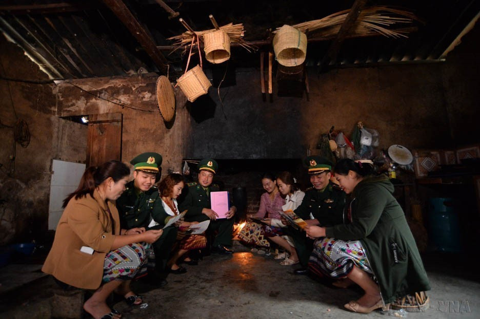 巴香边防哨所的干部战士向奠边省奠边县巴香乡等地的寮族人民宣传党的主张和国家的政策，推动边境地区长治久安。图自 越通社