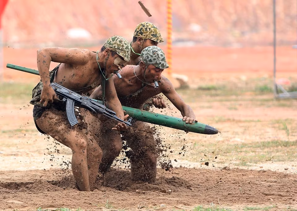 特种兵兵种开展测试多种武器装备性能演习和反暴乱科目训练。图自 越通社
