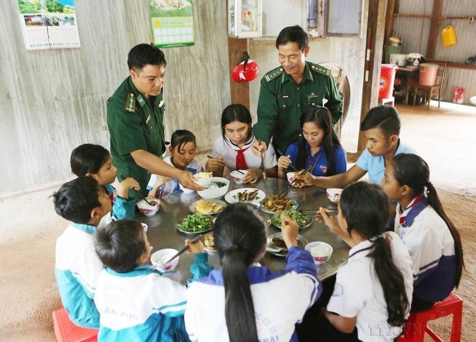 2018年，嘉莱省国际口岸边防哨所的干部战士开展“爱心餐厅”项目，为当地特困学生送上爱心。图自 越通社