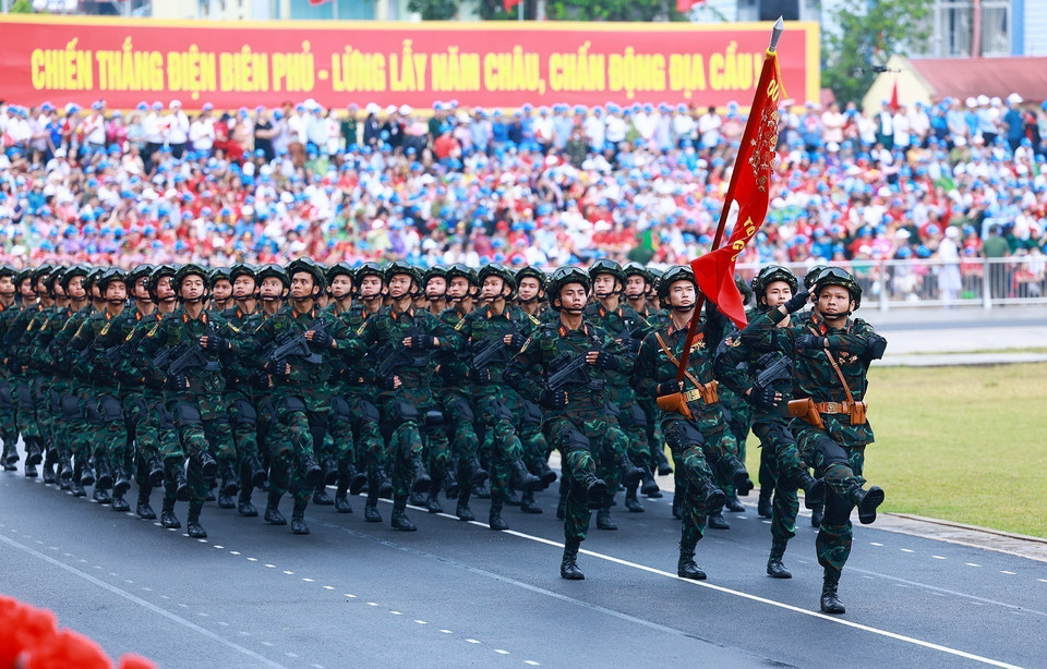 特种部队参加奠边府大捷70周年阅兵和游行活动。图自 越通社