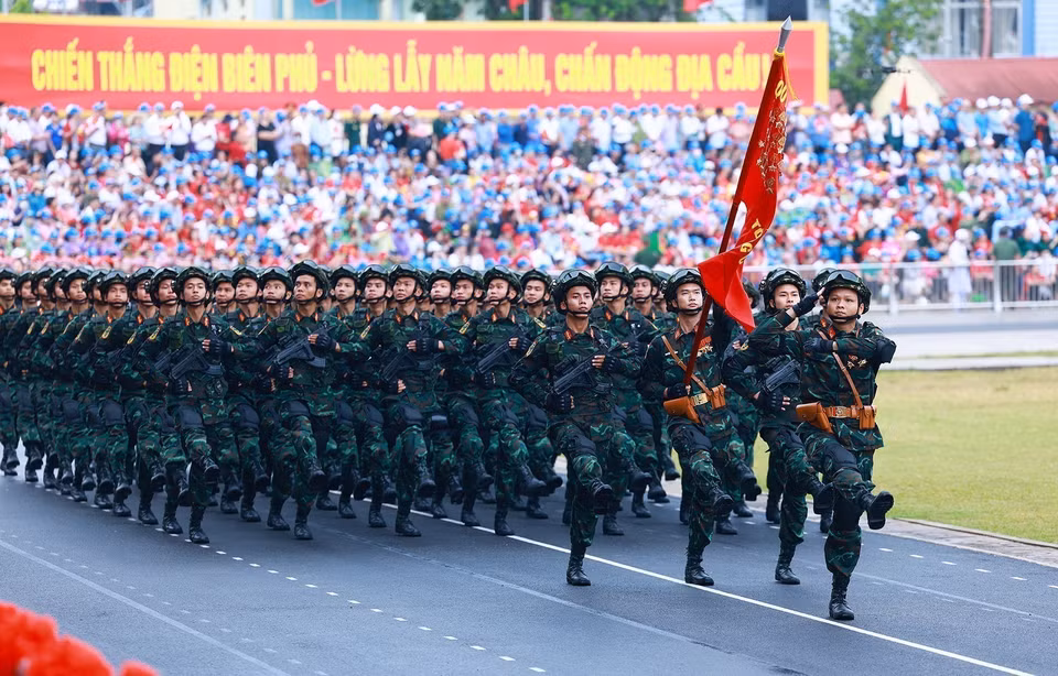 特种部队参加奠边府大捷70周年阅兵和游行活动。图自 越通社
