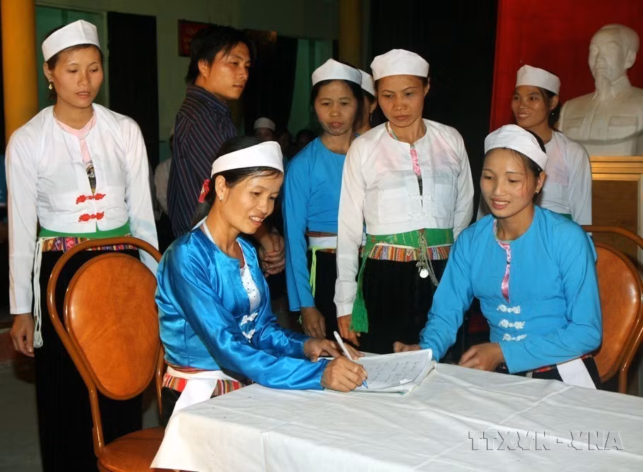在2009年和平省高峰县容峰乡的民族大团结节活动中，当地居民代表登记争创“文化模范家庭”。图自 越通社