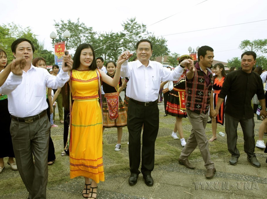 越南祖国阵线中央委员会主席陈青敏出席2017年“越南大团结—越南文化遗产周”及民族大团结节日活动，并与越南各民族同胞进行交流。图自 越通社