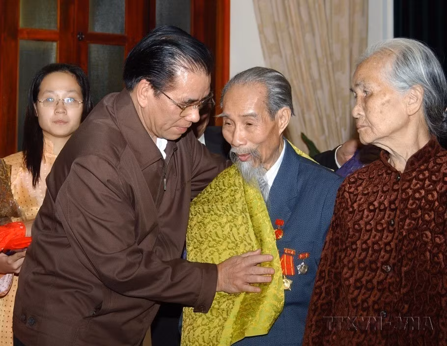2008年11月16日晚，越共中央总书记农德孟出席河内市馆圣坊第7号居民区的民族大团结节日活动，并为年长代表赠送礼物。图自 越通社