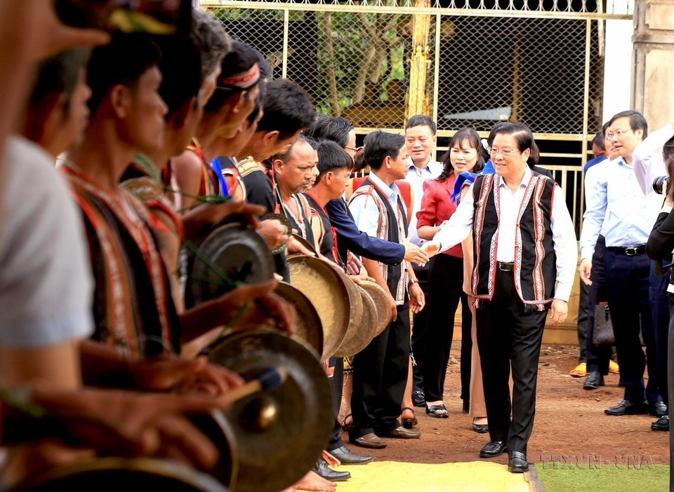 越共中央书记处书记、中央内政部长潘廷镯出席嘉莱省亚格莱县亚绍乡的民族大团结日活动。图自 越通社