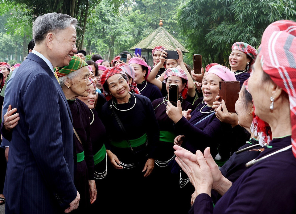 越南国家主席苏林2024年5月23日在胡志明主席遗迹区同人民群众会面。图自 越通社