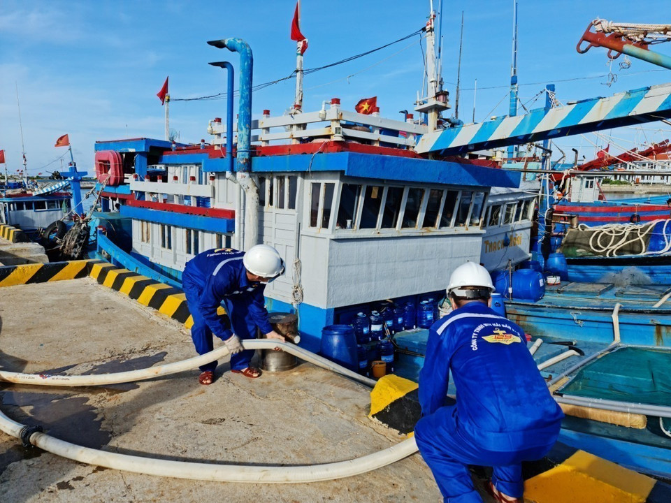 长沙群岛的渔业后勤服务中心为渔民免费提供淡水。图自越通社