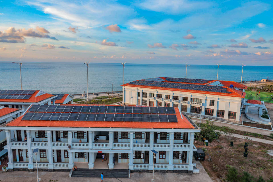 大长沙岛新建三栋大楼，为在长沙岛海域捕捞的数百名紧急避风渔民安排住宿地方。图自越通社