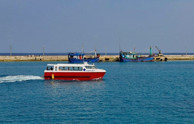 军医快艇及时为在大长沙岛海域遇难的渔民提供抢救援助服务。图自越通社