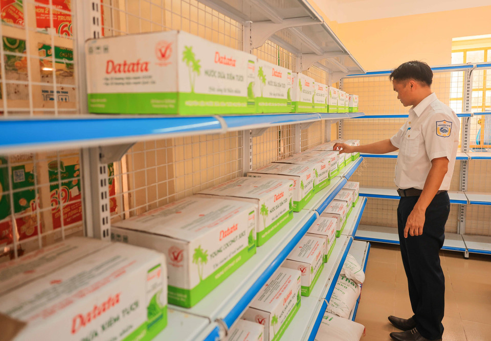 西礁的渔业后勤服务中心的粮食食品、淡水等储备量十分充足，随时都可为岛上渔民提供服务。图自越通社