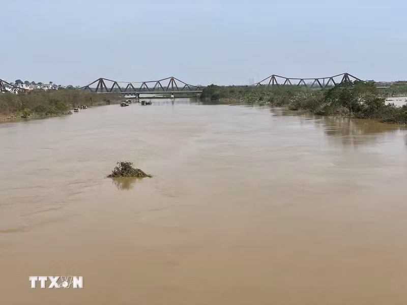 红河水位逐渐下降。图自 越通社