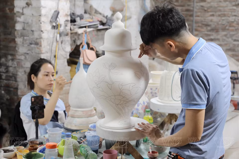 钵场GAIA陶瓷作坊的产品款式多样、花纹设计充满现代感。图自越通社/《越南画报》