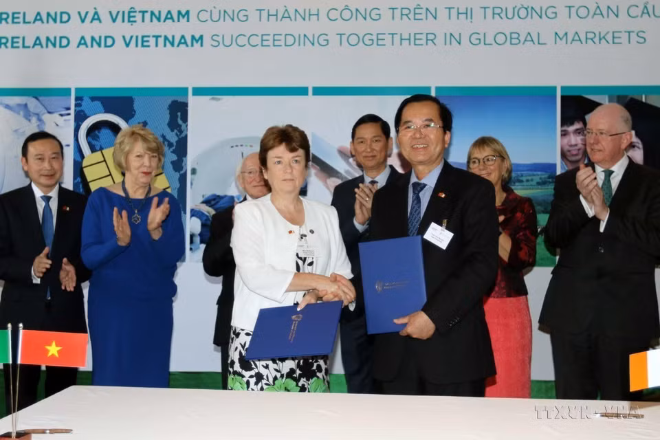 爱尔兰共和国总统迈克尔•丹尼尔•希金斯及夫人与胡志明市领导共同见证了爱尔兰和越南各合作伙伴签署的合作谅解备忘录签署仪式（胡志明市2016/11/11）。图自 越通社