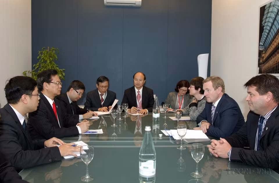 在意大利举行的第十届亚欧首脑会议（ASEM 10）框架内，越南政府总理阮晋勇会见了爱尔兰总理恩达•肯尼（2014/10/17）。图自 越通社