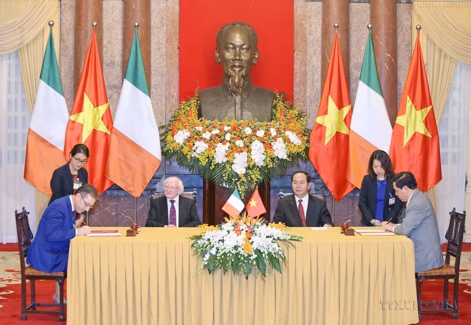 越南国家主席陈大光和爱尔兰总统迈克尔•希金斯共同见证了两国各合作文件的签署仪式。图自 越通社