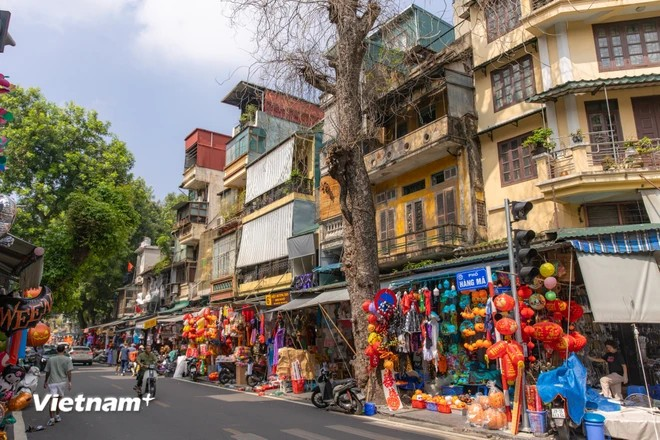 位于河内古街区中心的行马街，以其一年四季的绚丽多彩和热闹氛围而闻名，尤其是在春节或中秋节期间更是人潮涌动。这条街聚集了众多专营装饰品的商店，从灯笼、纸灯到冥纸用品以及各类手工装饰品，应有尽有，成为节庆采购的首选之地。图自 越通社《越南画报》