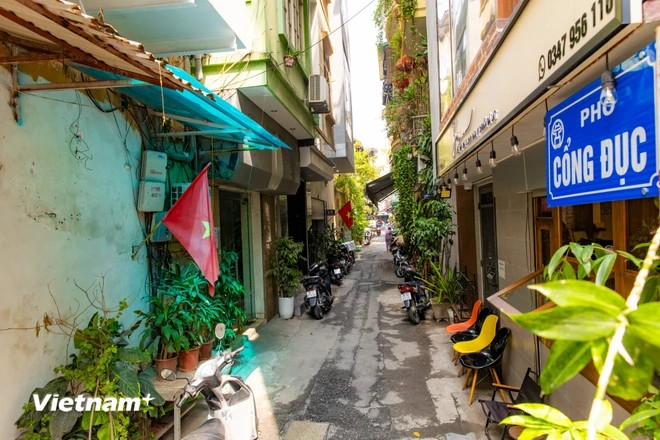 洞门街（Cổng Đục）也是河内一条鲜为人知的狭小街道。尽管街道狭短，却别具一格，成为河内街区多样化画卷中的一块独特拼图。图自 越通社《越南画报》