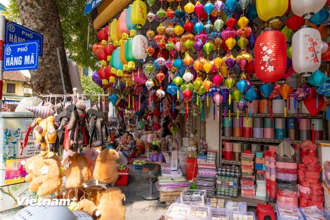 行马街不仅是河内市市民的热爱之地，更是游客们的热门目的地。街道两旁的摊位熙熙攘攘，五光十色的商品琳琅满目，营造出一片欢快而热烈的氛围。图自 越通社《越南画报》