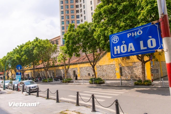 提到火炉街，人们就马上想到的在法国殖民时期曾关押过许多越南革命战士和政治犯的火炉监狱。如今，这里已被改建为博物馆，成为游客了解越南那段豪迈激昂历史的红色遗址。图自 越通社《越南画报》