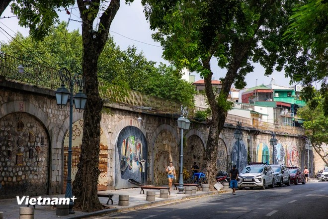 曾经是人迹稀少的逢兴街如今已经焕然一新，街道两旁的壁画栩栩如生，吸引了大量游客和艺术爱好者前来观赏。图自 越通社《越南画报》