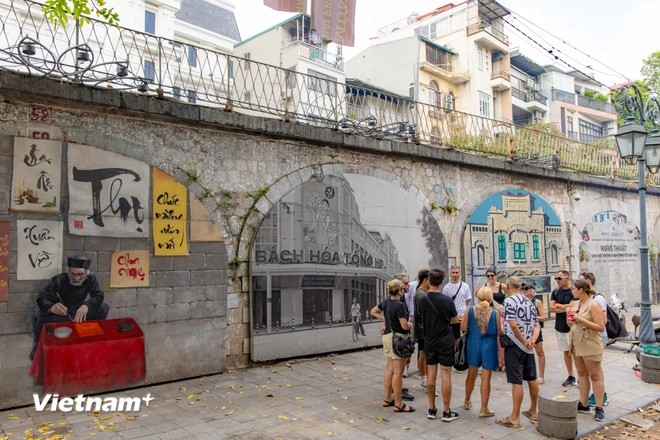 风逢兴街已经成为年轻人和游客理想的“打卡”地。特别的是，这里是各种文化和街头艺术的举办地。图自 越通社《越南画报》