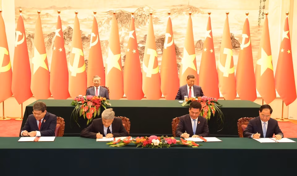 越共中央总书记、国家主席苏林同中共中央总书记、国家主席习近平共同见证两国各项合作文件的签署仪式（北京2024/8/19）。图自 越通社