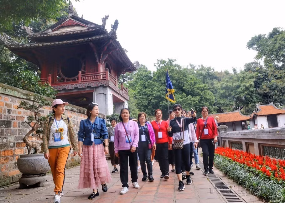 新冠肺炎疫情后，赴河内旅游的首批中国游客代表团（2023/3/16）。图自 越通社