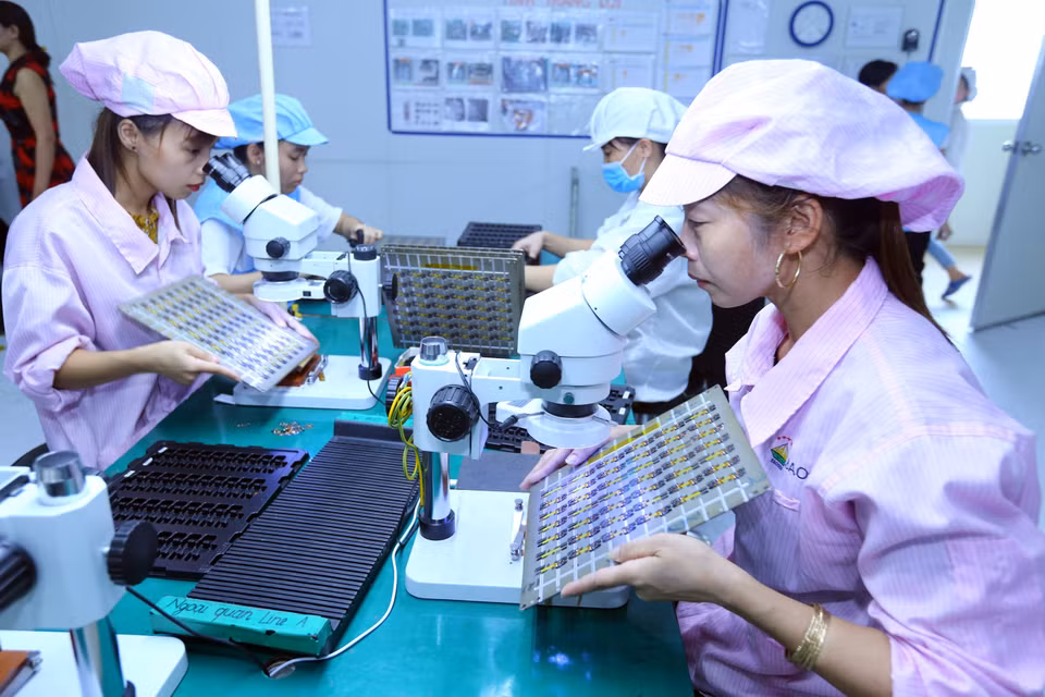 设在北江的中国宝森有限责任公司的电子零件生产线。图自 越通社
