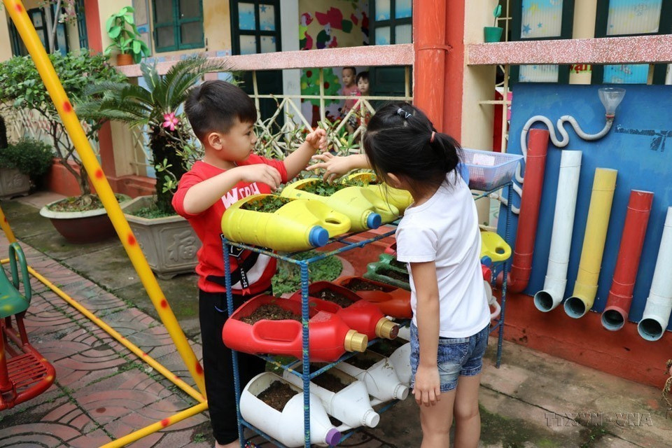 响应安沛省的“防范塑料垃圾污染”运动，安沛省荷花幼儿园师生利用塑料瓶来植树。图自 越通社